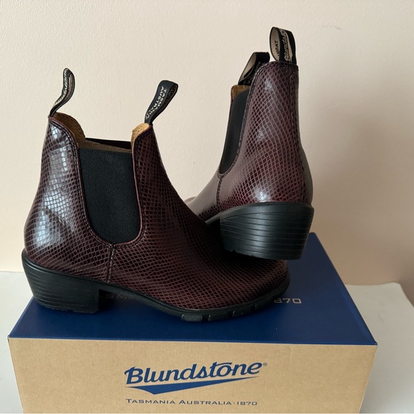 Blundstone Embossed Leather Boot. 2166. Dress boot. Elastic sided. Size: 7, 8, 9 - Picture 3 of 14